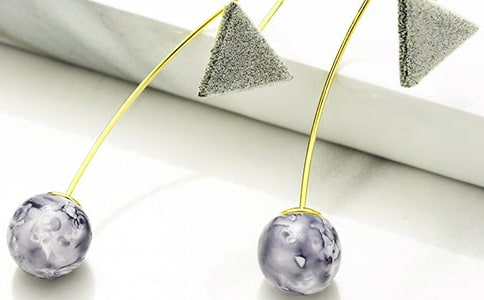 關(guān)于打落的耳環(huán)的作文