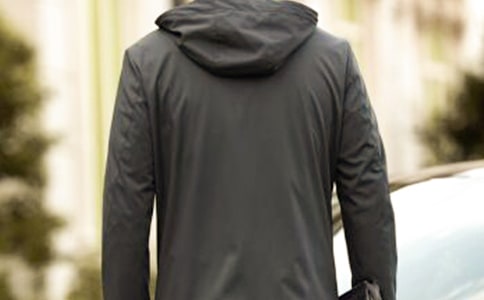 藍(lán)短褲配什么顏色上衣